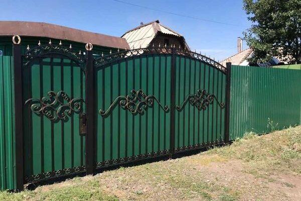 кейс кованые ворота с калиткой